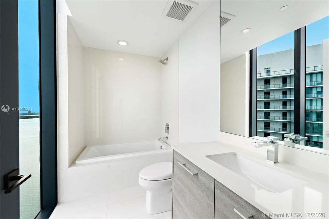 Vendido Recientemente: $2,100,000 (4 camas, 5 baños, 3182 Pies cuadrados)