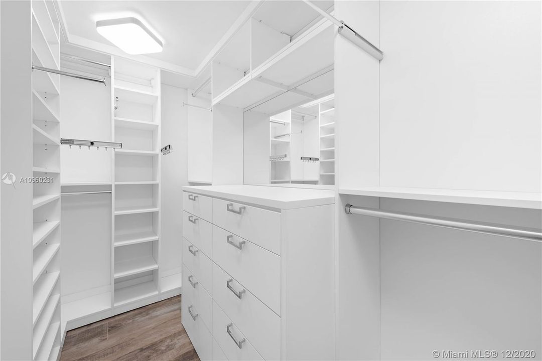 Vendido Recientemente: $2,100,000 (4 camas, 5 baños, 3182 Pies cuadrados)