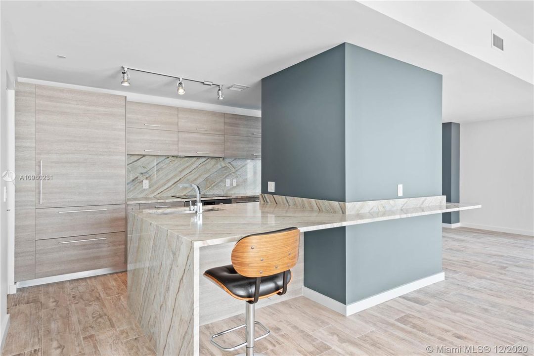 Vendido Recientemente: $2,100,000 (4 camas, 5 baños, 3182 Pies cuadrados)