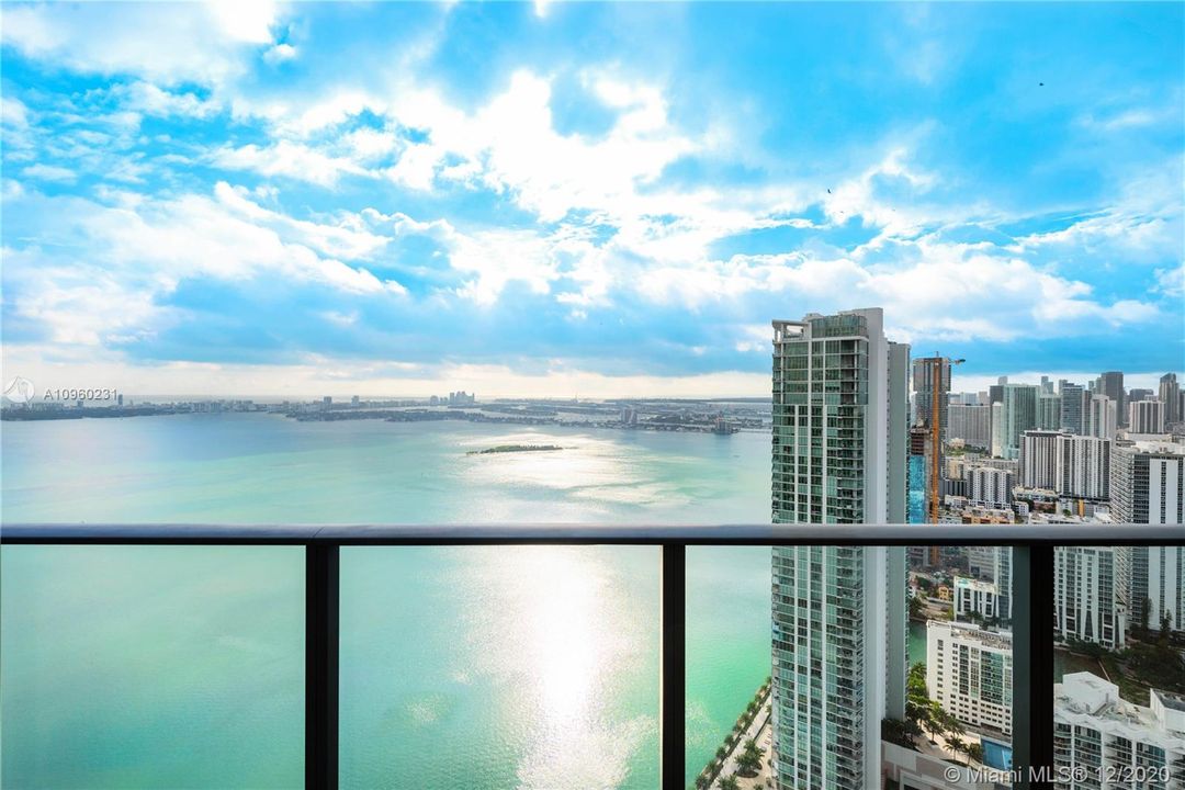 Vendido Recientemente: $2,100,000 (4 camas, 5 baños, 3182 Pies cuadrados)