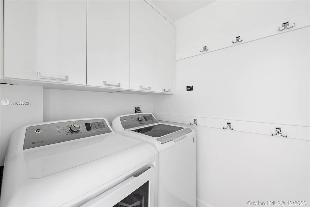 Vendido Recientemente: $2,100,000 (4 camas, 5 baños, 3182 Pies cuadrados)