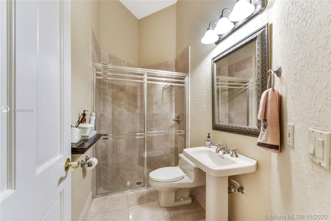 Недавно арендовано: $8,000 (5 спален, 4 ванн, 3904 Квадратных фут)
