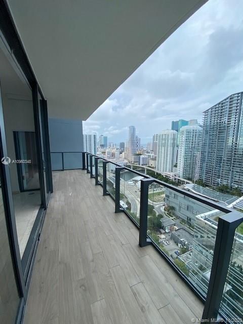 Recently Sold: $645,000 (1 beds, 1 baths, 994 Square Feet)