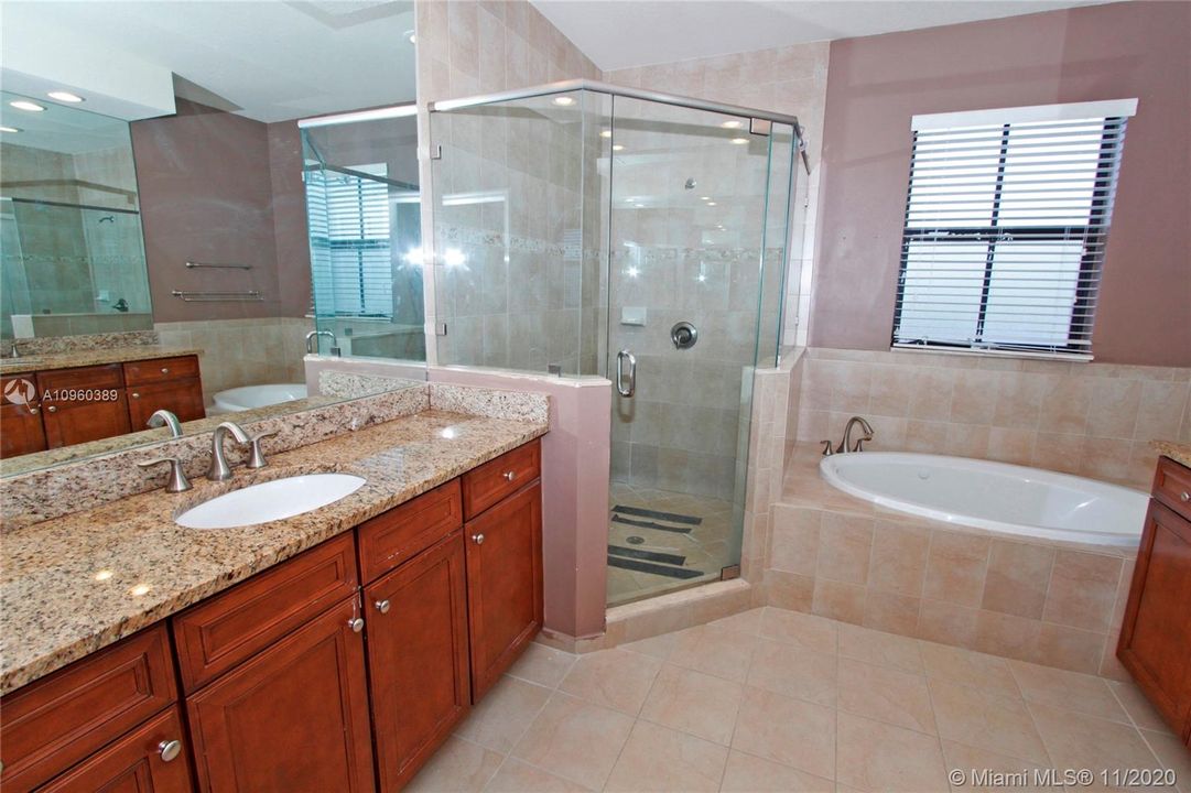 Недавно продано: $495,000 (4 спален, 3 ванн, 2650 Квадратных фут)