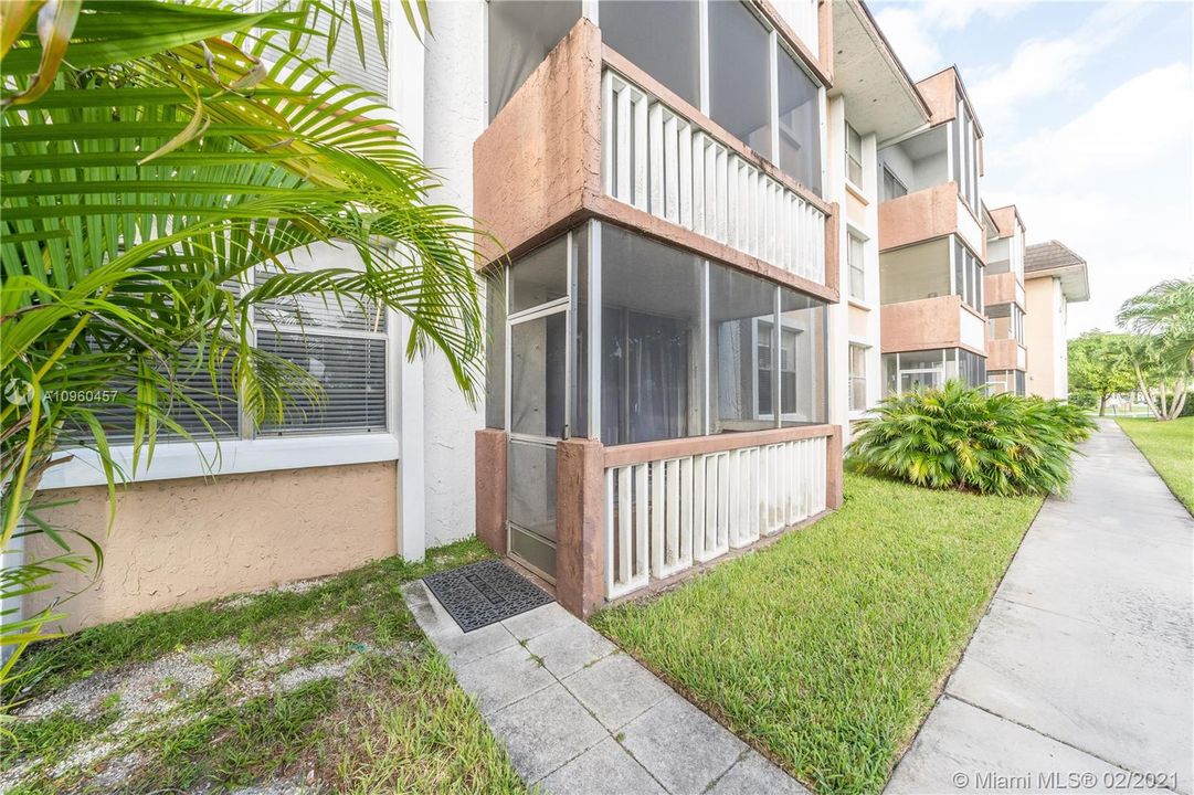 Recently Sold: $191,000 (2 beds, 2 baths, 902 Square Feet)