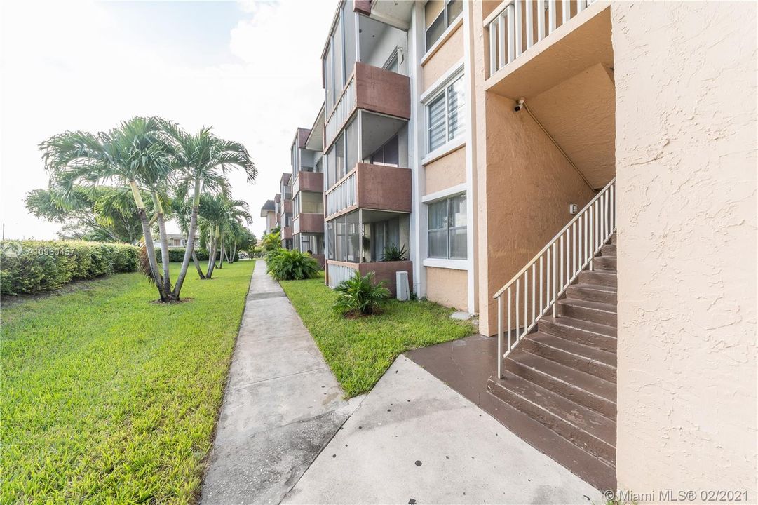 Recently Sold: $191,000 (2 beds, 2 baths, 902 Square Feet)