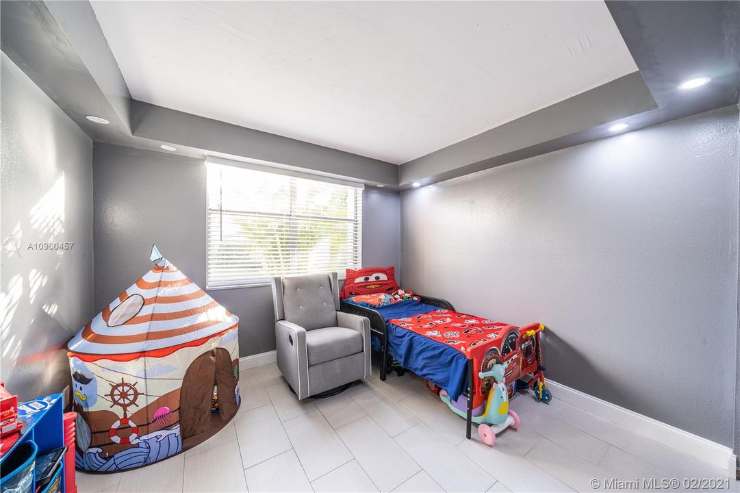 Recently Sold: $191,000 (2 beds, 2 baths, 902 Square Feet)