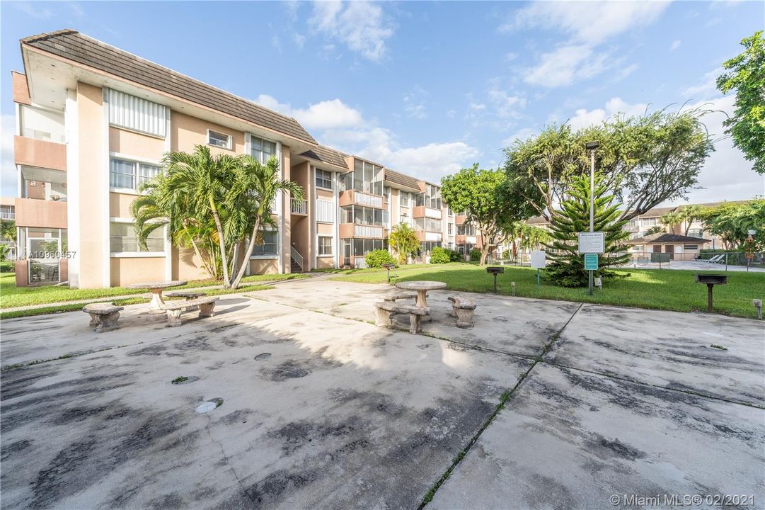 Recently Sold: $191,000 (2 beds, 2 baths, 902 Square Feet)