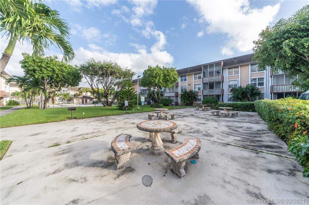 Recently Sold: $191,000 (2 beds, 2 baths, 902 Square Feet)