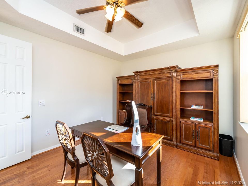 Vendido Recientemente: $623,000 (5 camas, 4 baños, 3119 Pies cuadrados)