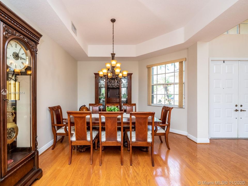 Vendido Recientemente: $623,000 (5 camas, 4 baños, 3119 Pies cuadrados)