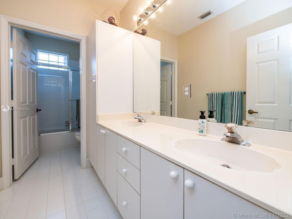 Vendido Recientemente: $623,000 (5 camas, 4 baños, 3119 Pies cuadrados)