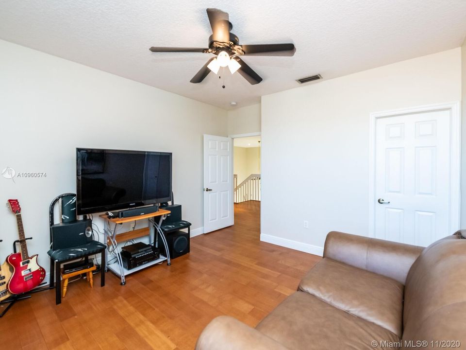 Vendido Recientemente: $623,000 (5 camas, 4 baños, 3119 Pies cuadrados)