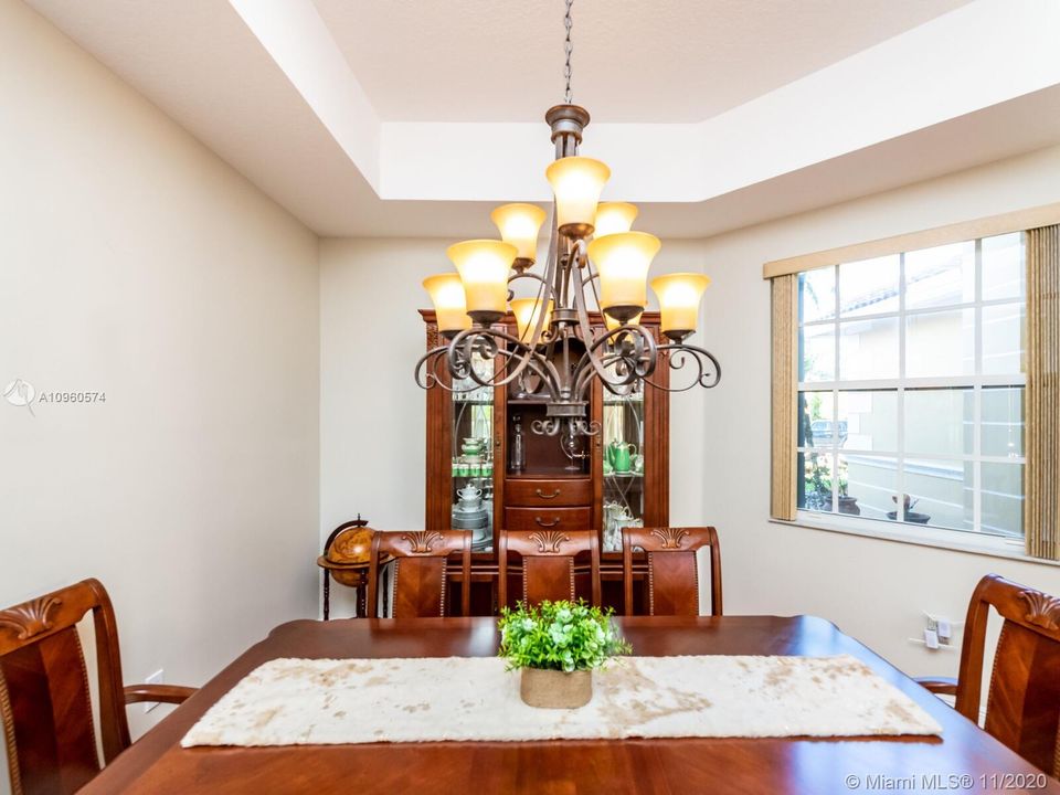 Vendido Recientemente: $623,000 (5 camas, 4 baños, 3119 Pies cuadrados)