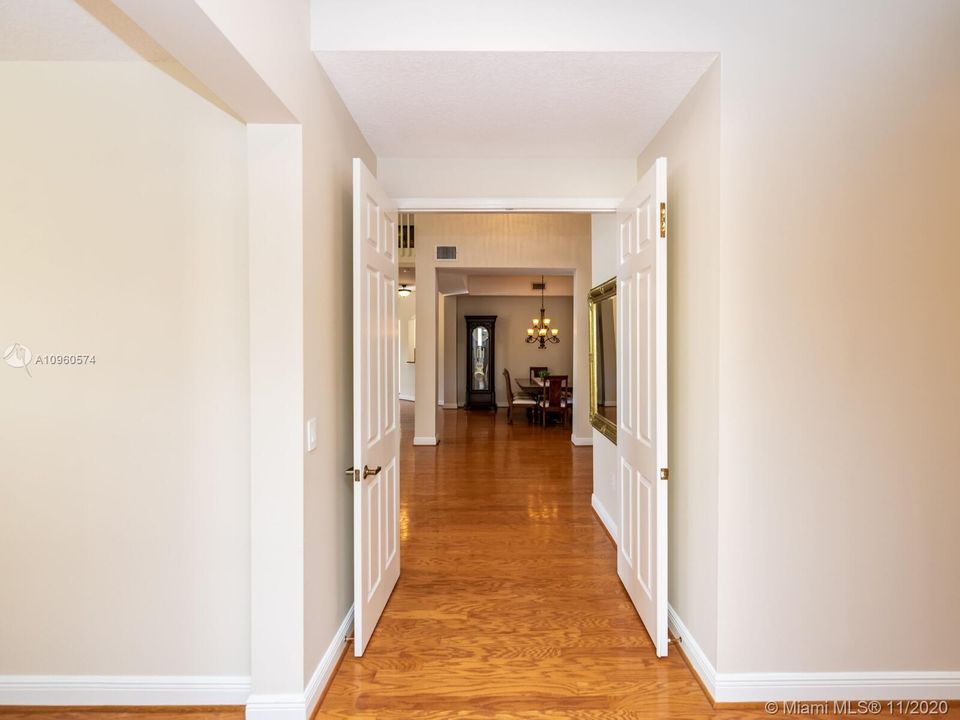 Vendido Recientemente: $623,000 (5 camas, 4 baños, 3119 Pies cuadrados)