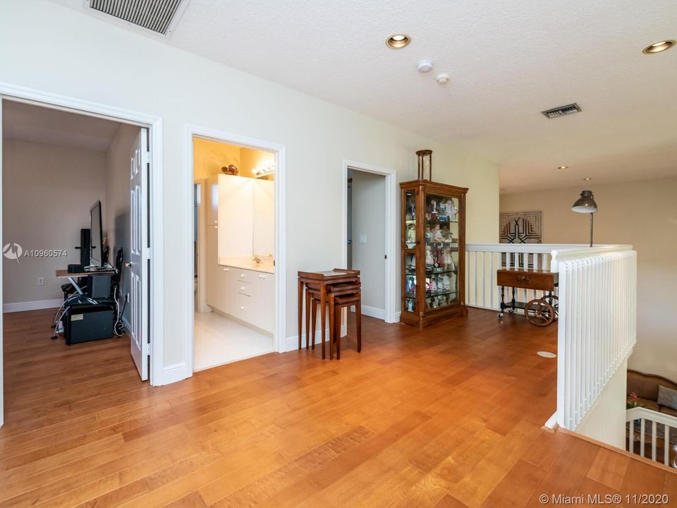 Vendido Recientemente: $623,000 (5 camas, 4 baños, 3119 Pies cuadrados)