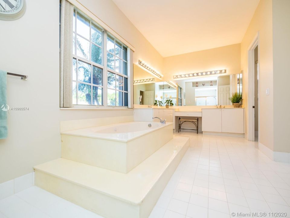 Vendido Recientemente: $623,000 (5 camas, 4 baños, 3119 Pies cuadrados)