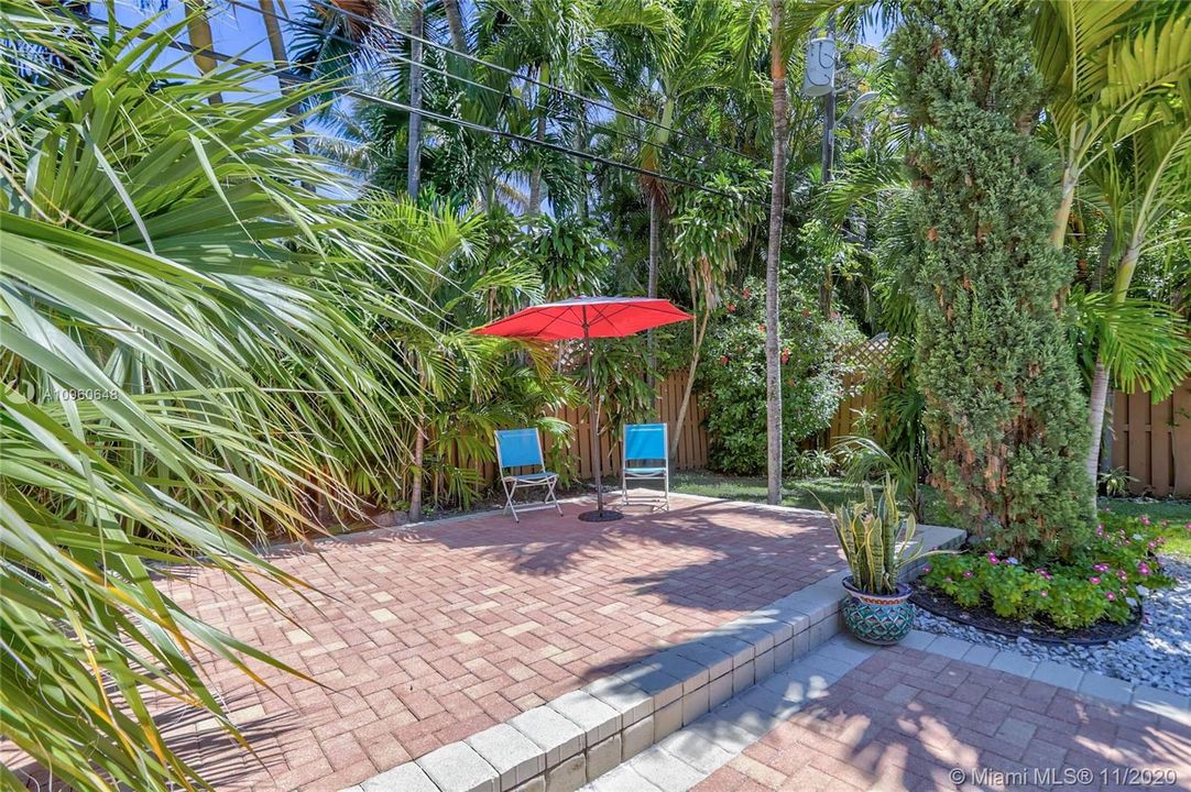 Recently Sold: $887,000 (4 beds, 2 baths, 2030 Square Feet)