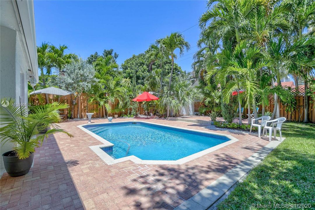 Recently Sold: $887,000 (4 beds, 2 baths, 2030 Square Feet)