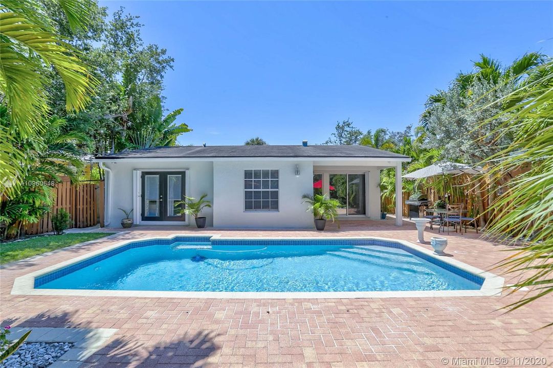 Recently Sold: $887,000 (4 beds, 2 baths, 2030 Square Feet)