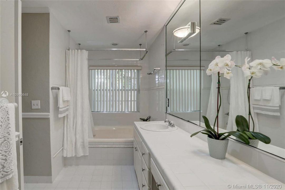 Recently Sold: $887,000 (4 beds, 2 baths, 2030 Square Feet)