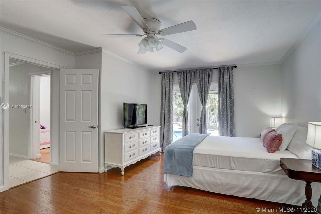 Recently Sold: $887,000 (4 beds, 2 baths, 2030 Square Feet)