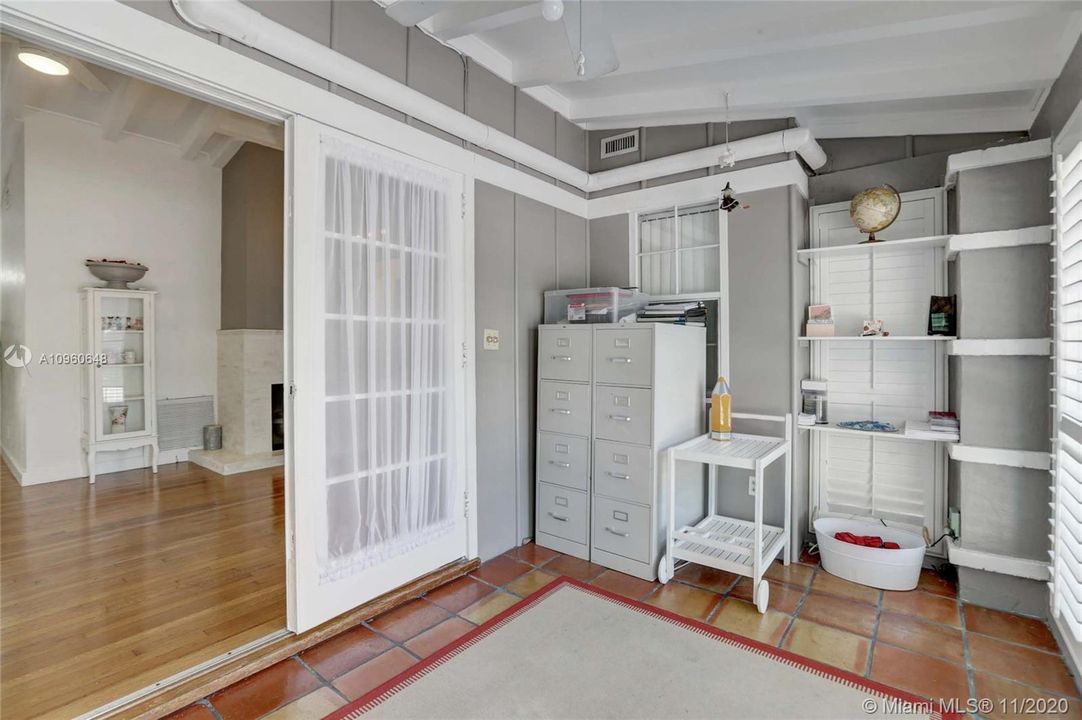 Recently Sold: $887,000 (4 beds, 2 baths, 2030 Square Feet)