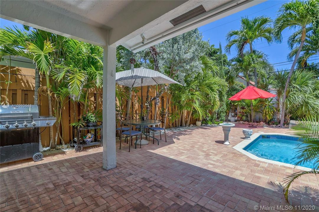 Recently Sold: $887,000 (4 beds, 2 baths, 2030 Square Feet)