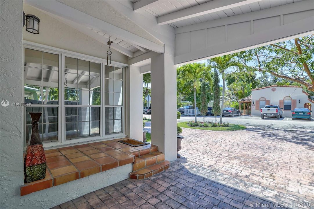 Recently Sold: $887,000 (4 beds, 2 baths, 2030 Square Feet)