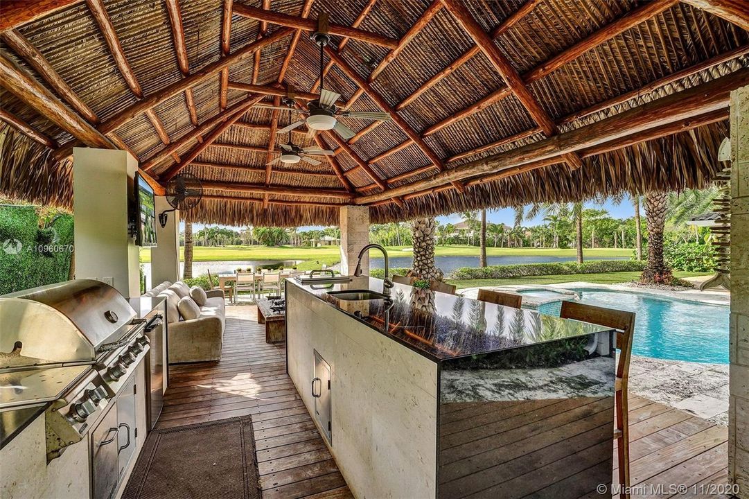 Vendido Recientemente: $2,350,000 (5 camas, 4 baños, 3970 Pies cuadrados)