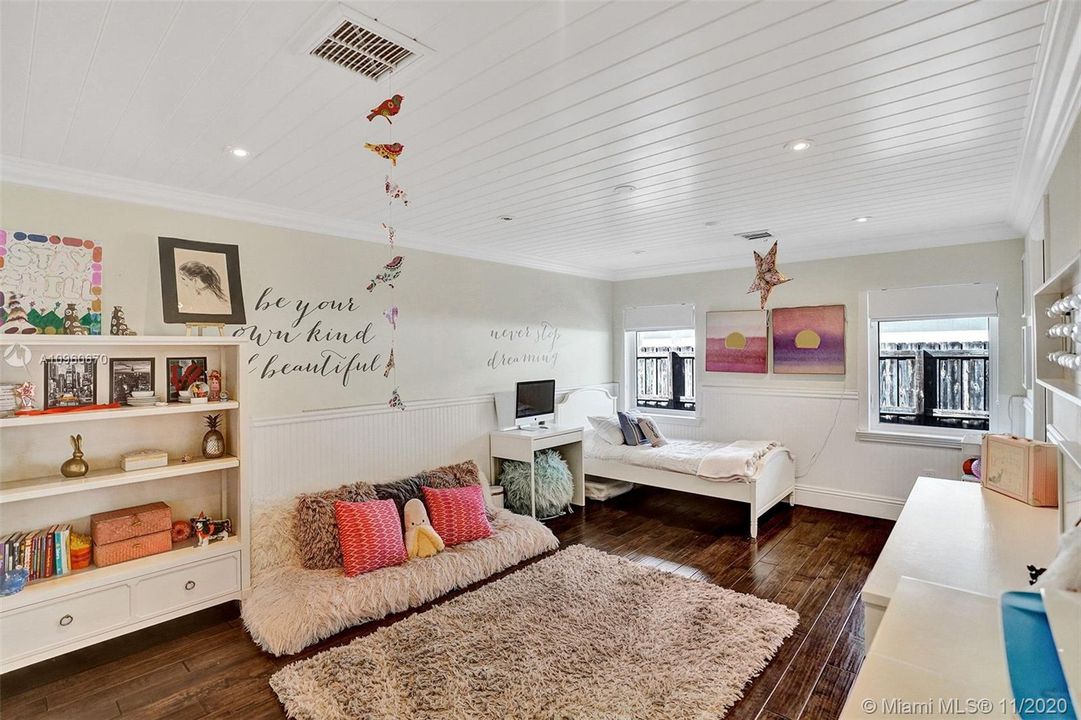 Vendido Recientemente: $2,350,000 (5 camas, 4 baños, 3970 Pies cuadrados)