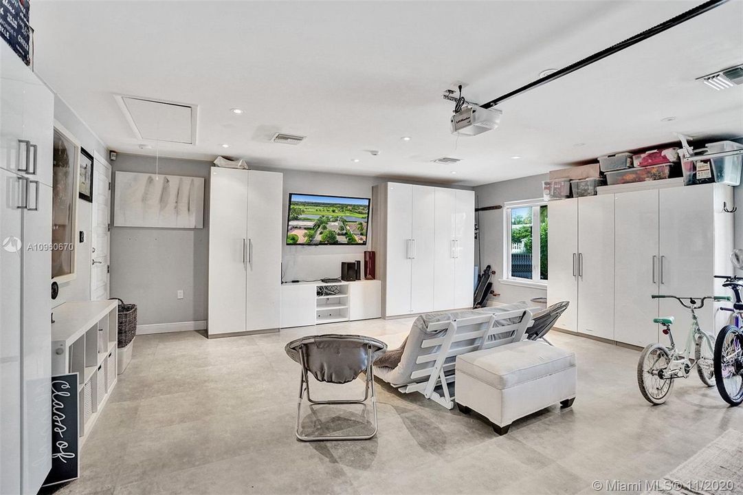 Vendido Recientemente: $2,350,000 (5 camas, 4 baños, 3970 Pies cuadrados)