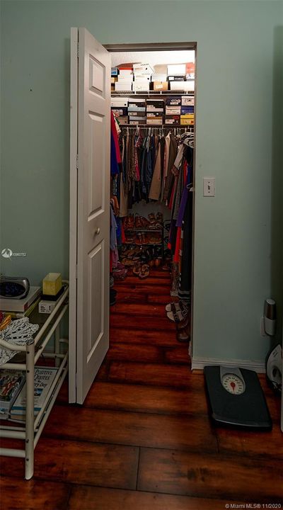 MASTER WALK-IN CLOSET