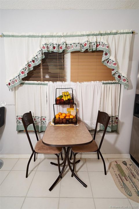 BREAKFAST TABLE & CHAIRS