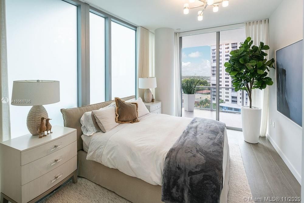 Recently Sold: $3,875,000 (4 beds, 4 baths, 3204 Square Feet)