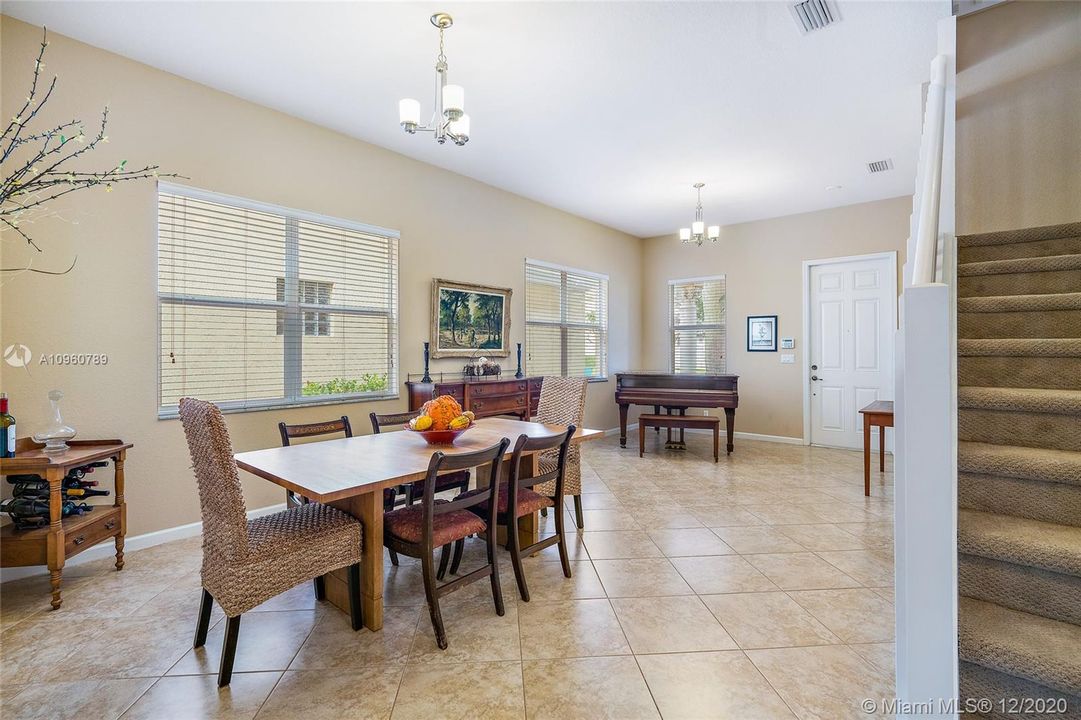 Front entry - living room /dining room with ceramic tile floors and wood blinds. 10' ceiling on first floor.