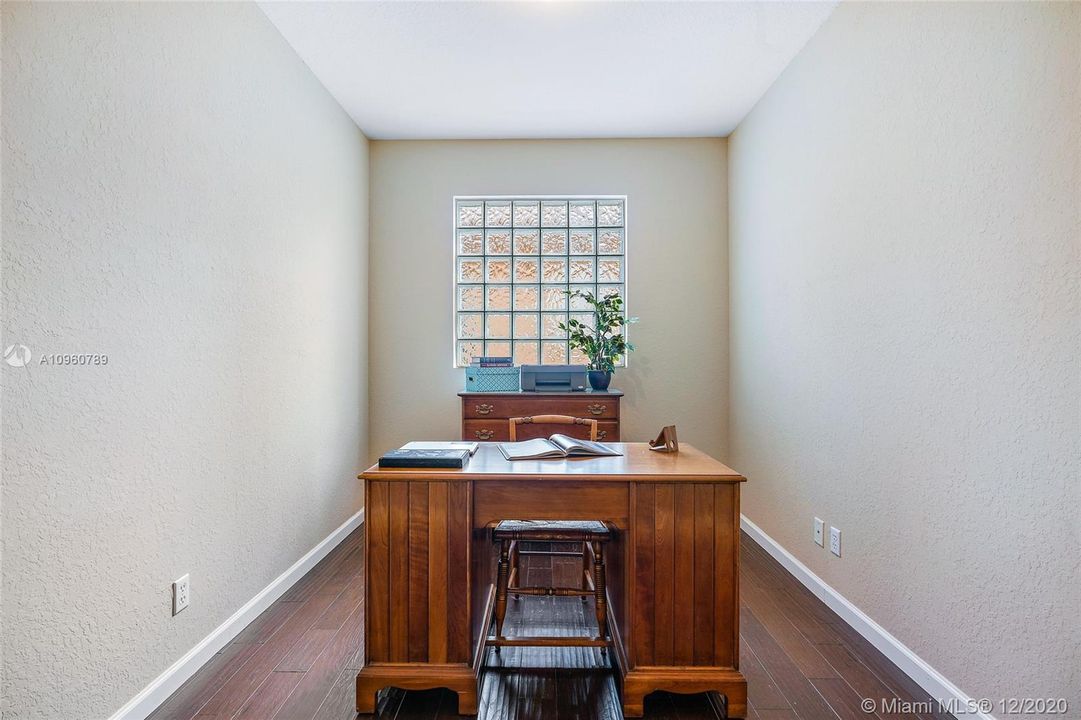 Bonus area -2nd floor loft area approximate 10x8 with wood floors and 9' ceilings.