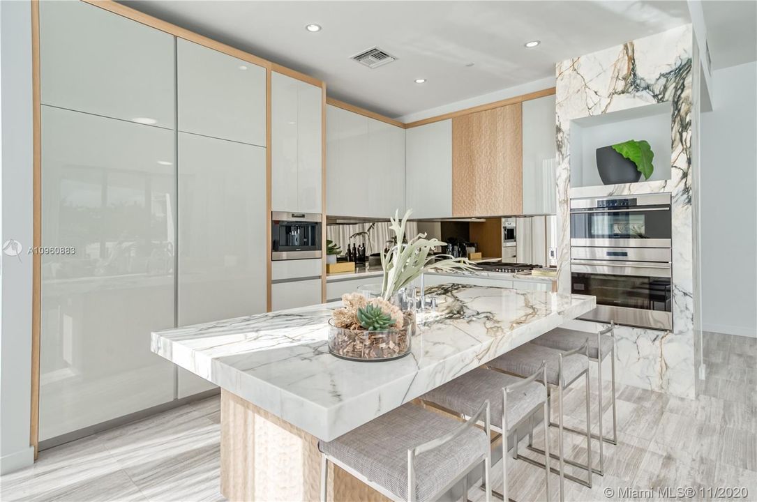 Recently Sold: $2,795,000 (4 beds, 5 baths, 3592 Square Feet)