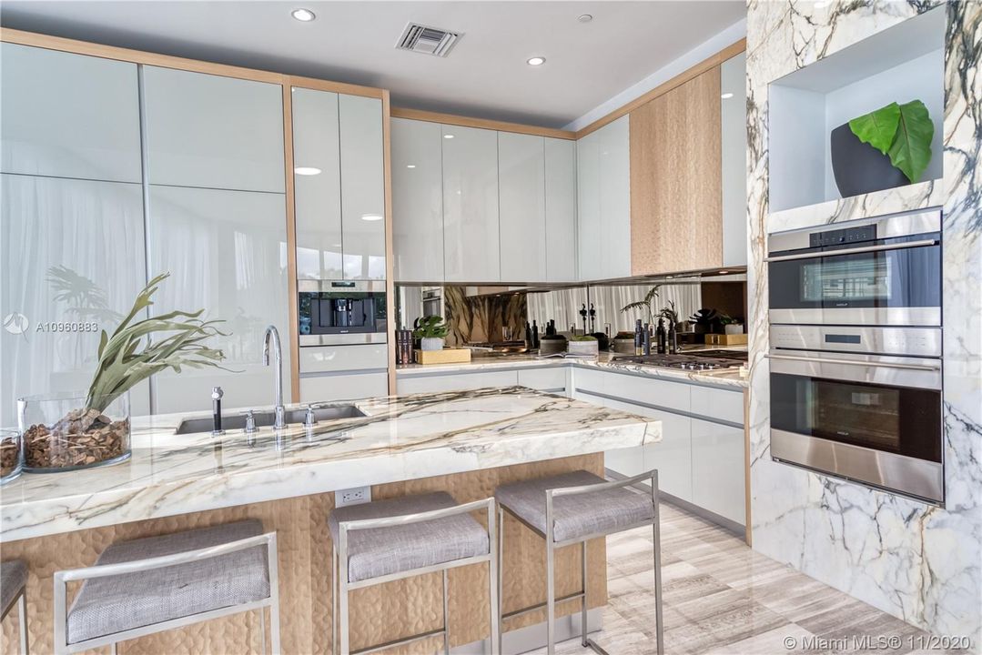 Recently Sold: $2,795,000 (4 beds, 5 baths, 3592 Square Feet)