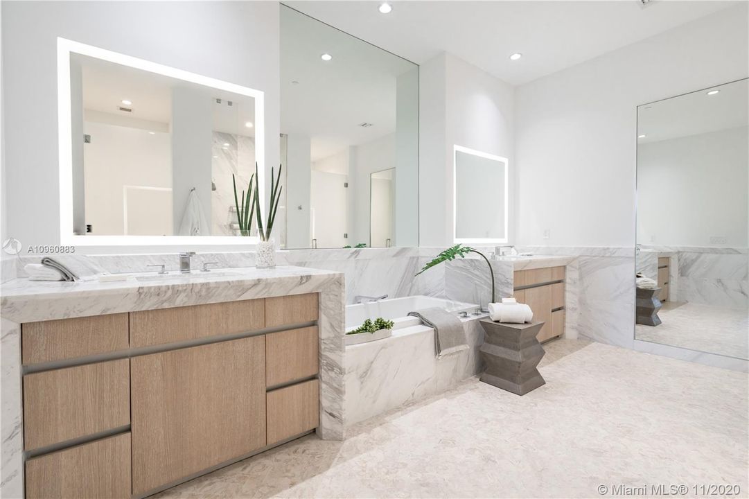 Recently Sold: $2,795,000 (4 beds, 5 baths, 3592 Square Feet)