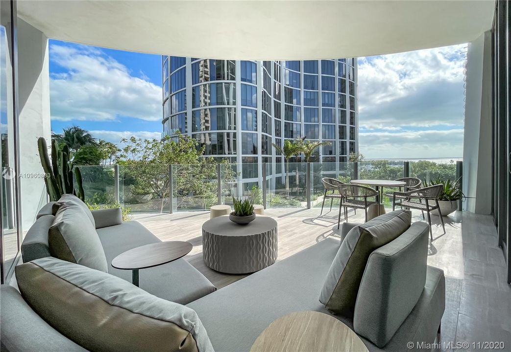Recently Sold: $2,795,000 (4 beds, 5 baths, 3592 Square Feet)