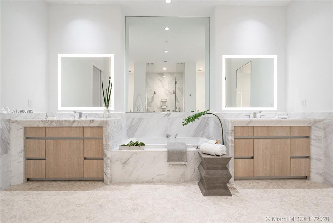 Recently Sold: $2,795,000 (4 beds, 5 baths, 3592 Square Feet)