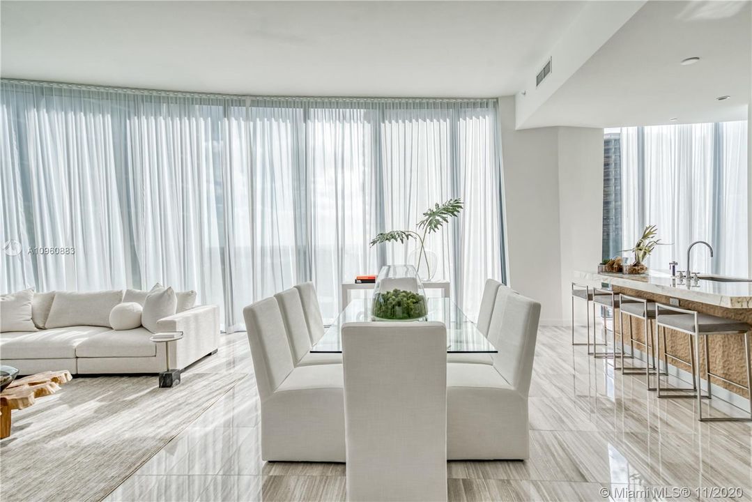 Recently Sold: $2,795,000 (4 beds, 5 baths, 3592 Square Feet)