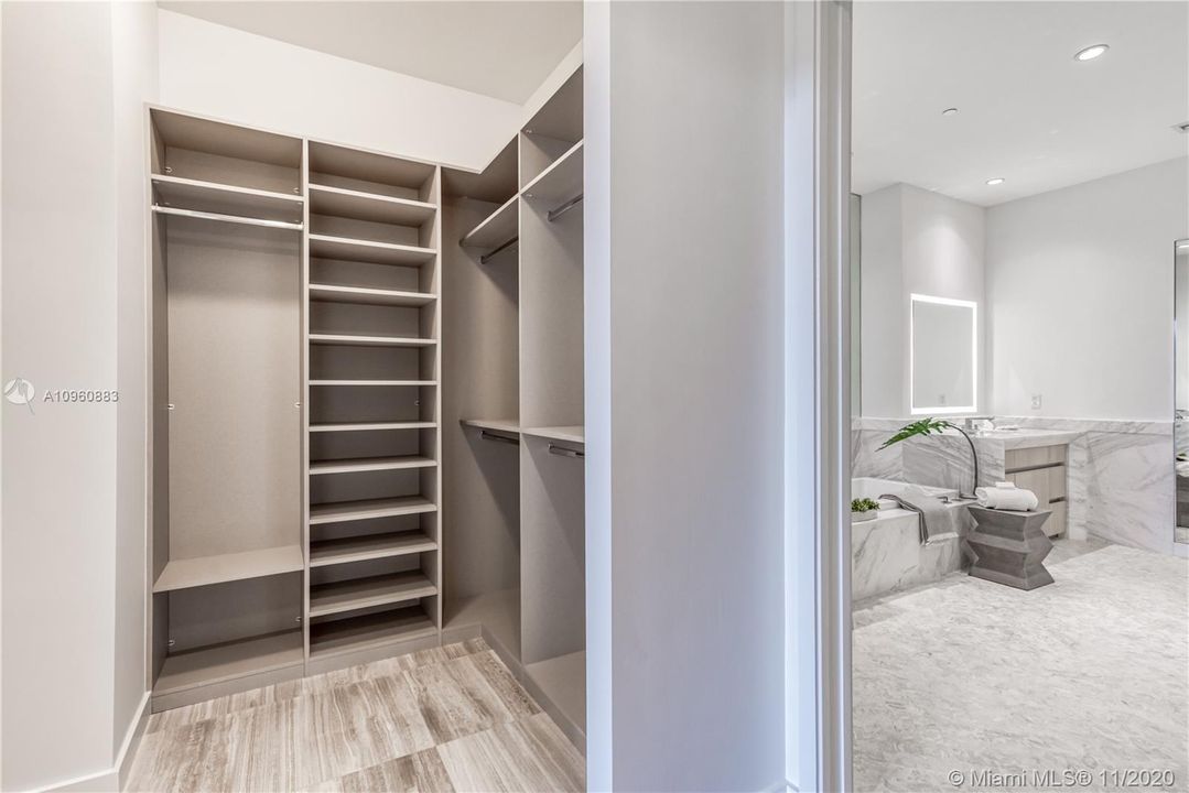 Recently Sold: $2,795,000 (4 beds, 5 baths, 3592 Square Feet)