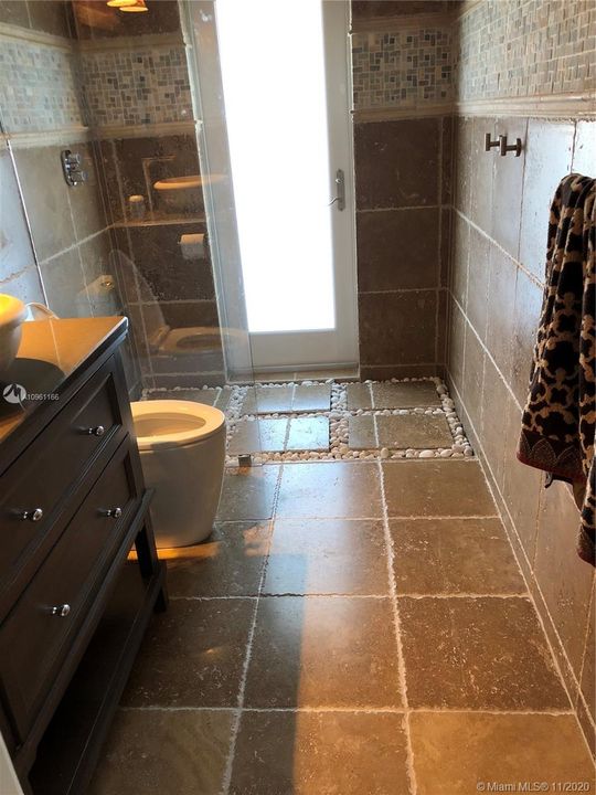 Cabana Bath walk-thru shower