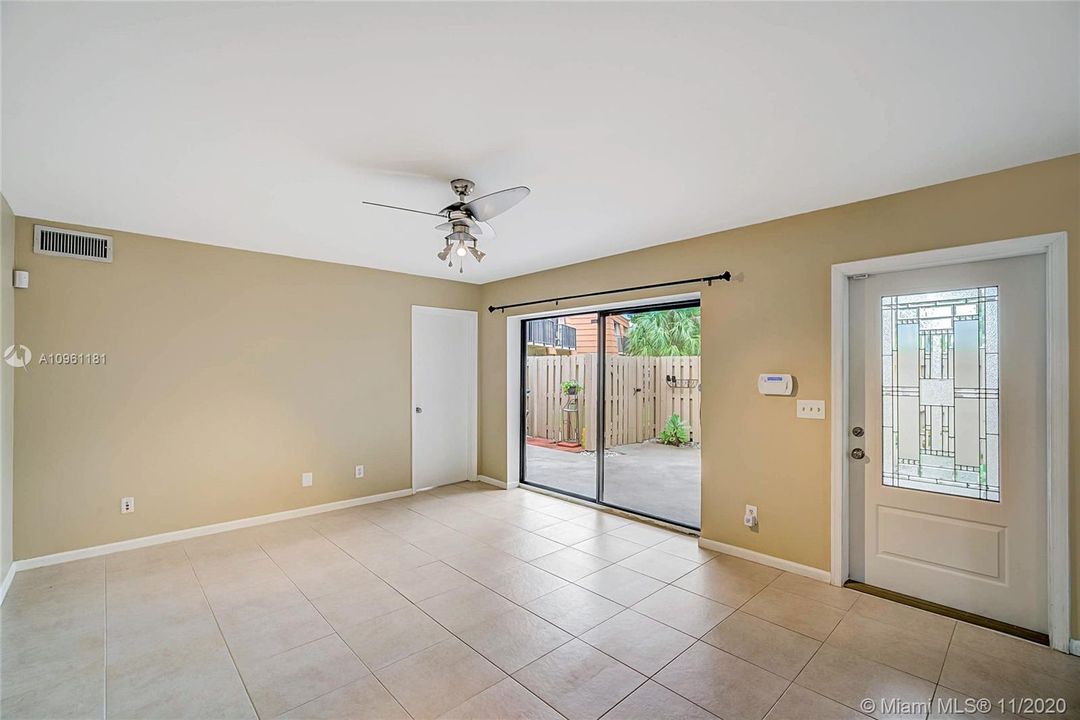 Vendido Recientemente: $310,500 (3 camas, 2 baños, 1628 Pies cuadrados)