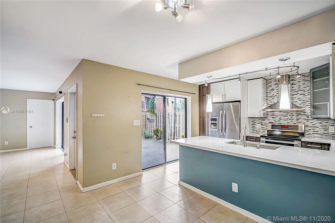 Vendido Recientemente: $310,500 (3 camas, 2 baños, 1628 Pies cuadrados)