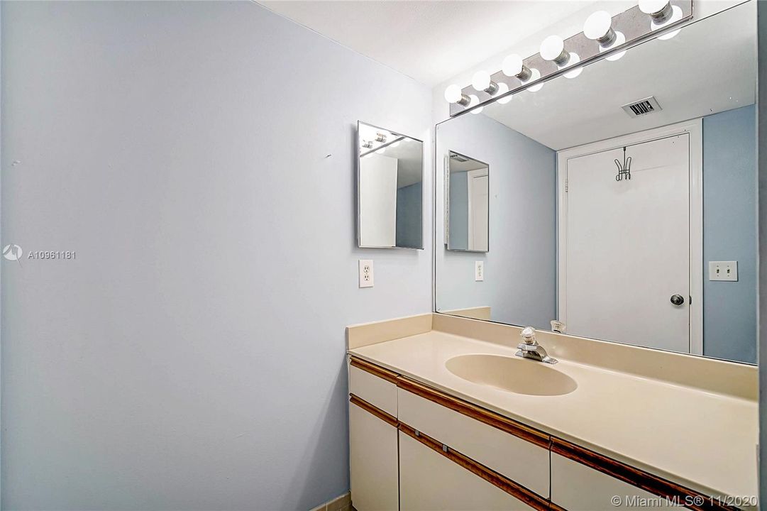 Vendido Recientemente: $310,500 (3 camas, 2 baños, 1628 Pies cuadrados)