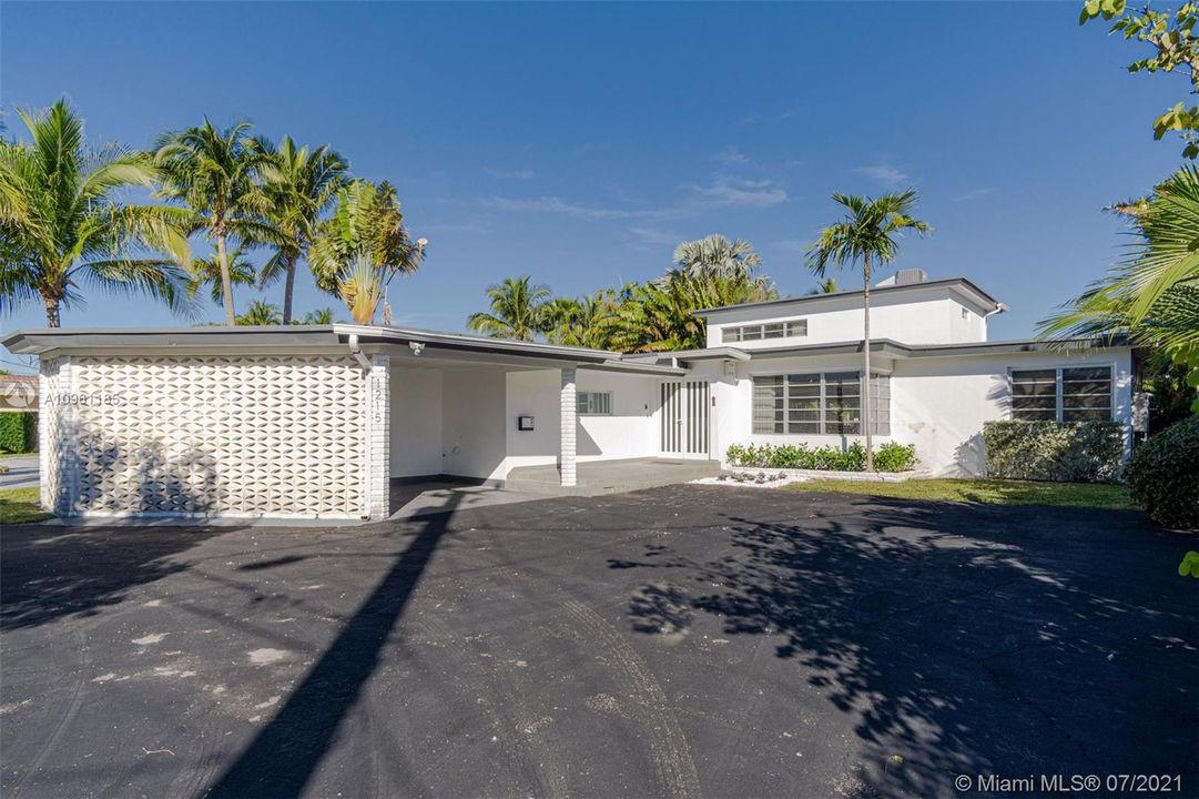 Recently Sold: $2,000,000 (3 beds, 4 baths, 2983 Square Feet)
