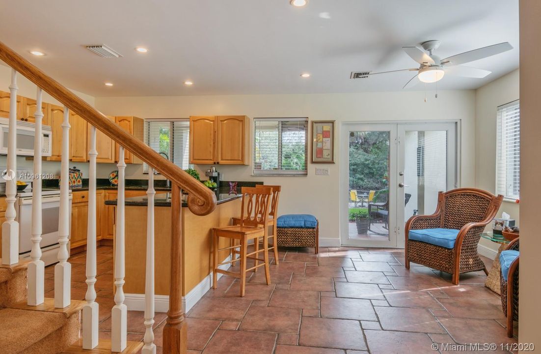 Vendido Recientemente: $450,000 (3 camas, 2 baños, 1930 Pies cuadrados)